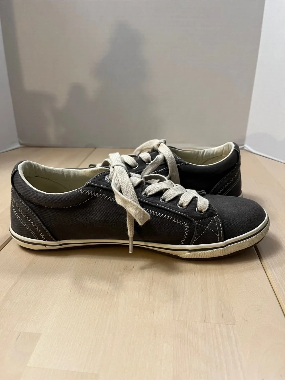 Taos Retro Star RES-12844 Low Lace-Up Gray Canvas Sneakers Women’s 8.5